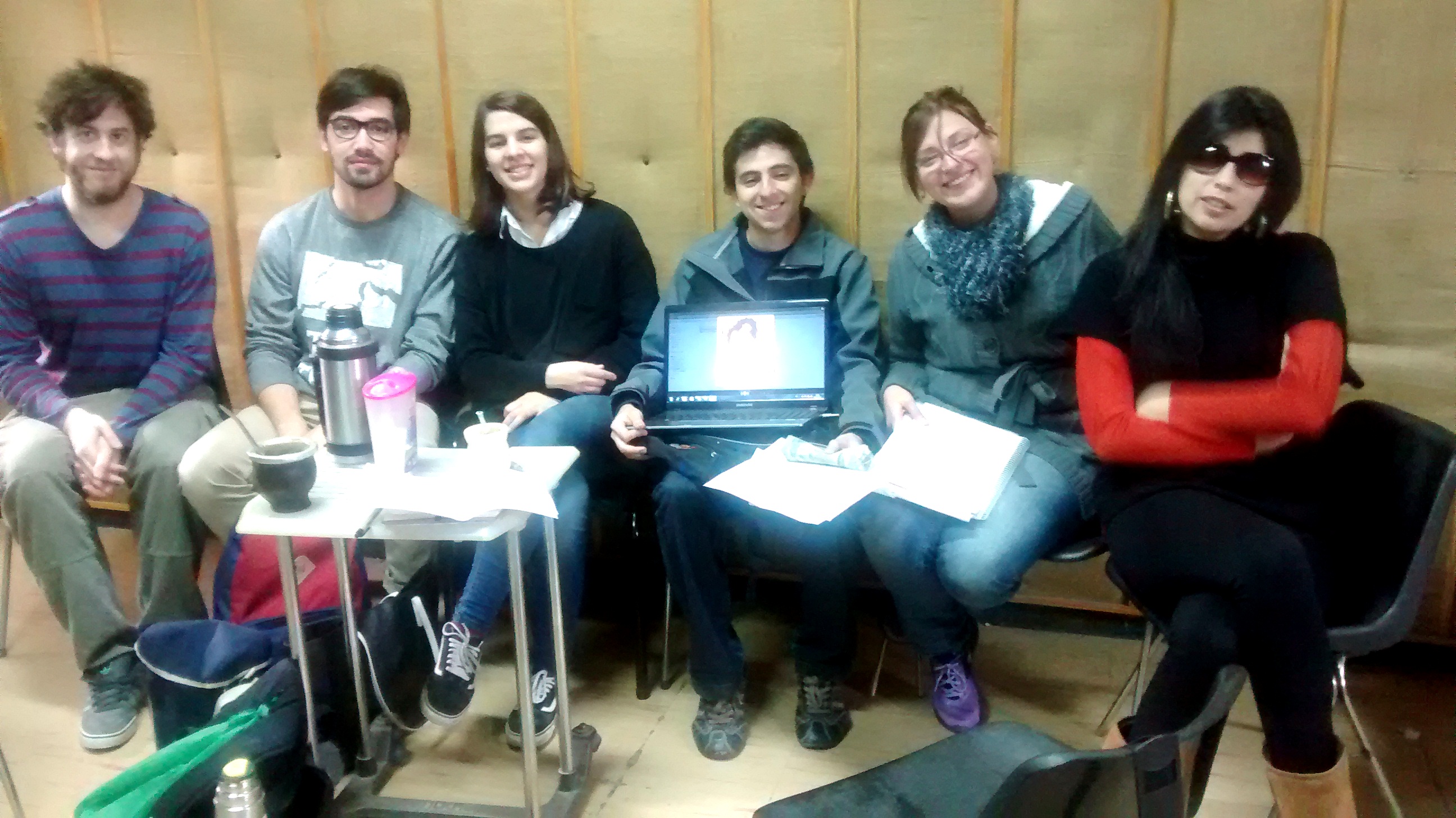 Alumnos trabajando en la realización del video